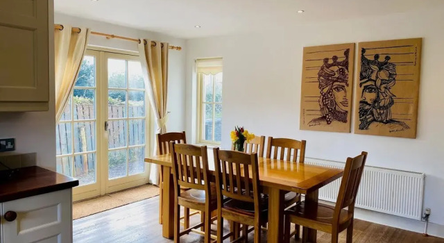 Bright Modern Welcoming Home Easy Stroll Along Pathway Into Kenmare Town, Book Apartment Hotels in Kerry with Parking, Parking