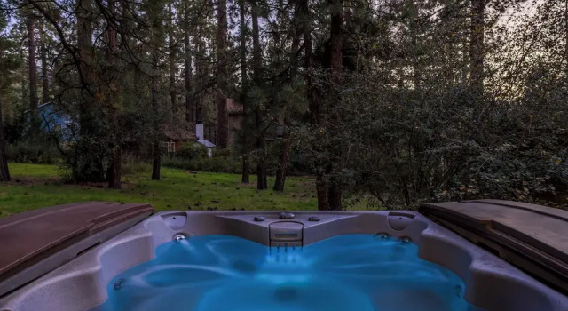 Коттедж 1 Mi to Slopes: Big Bear Ski Haven w/ Hot Tub