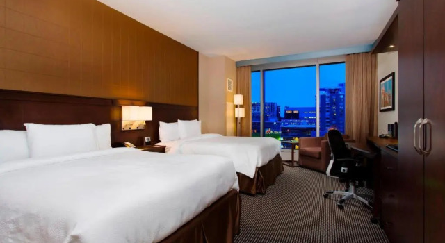 Четырёхместный номер Standard Courtyard par Marriott Montréal Centre-ville