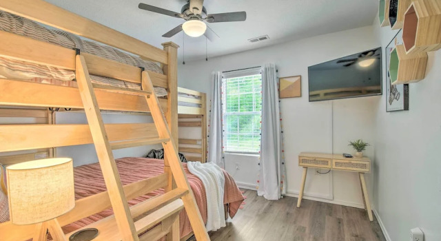 Cozy Branson Retreat w/ Balcony, 2 Mi to 76 Strip, Забронировать Апартаменты/квартира Отели Table Rock Lake с парковкой, Парковка