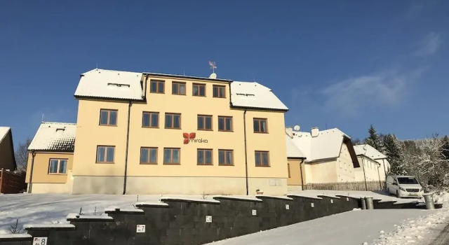 Miraka, Забронировать Апартаменты/квартира Отели Липно-над-Влтавой с парковкой, рядом с Lipno Rope Park, Парковка