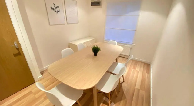 Large 5-Bed city centre townhouse with secure parking, Забронировать Отель Отели Манчестера с парковкой, рядом с The Crystal Maze LIVE Experience, Парковка