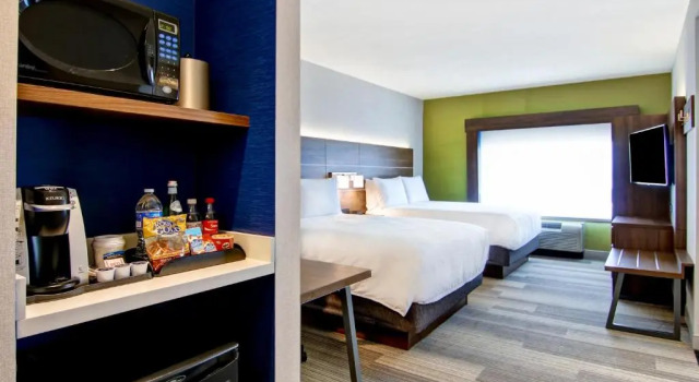 Четырёхместный люкс Holiday Inn Express Hotel & Suites Toronto - Markham by IHG