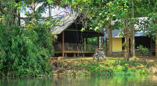 Тент с видом на реку Amritara Riverside Camp, Thattekad
