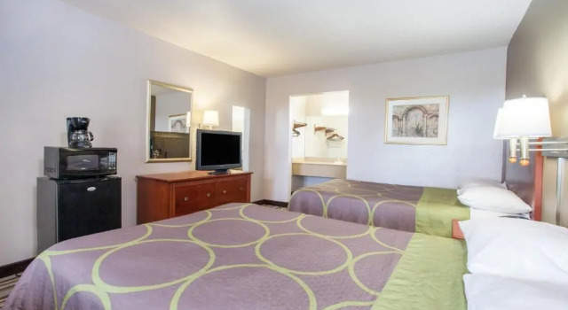 Четырёхместный номер Standard Super 8 by Wyndham West Monroe