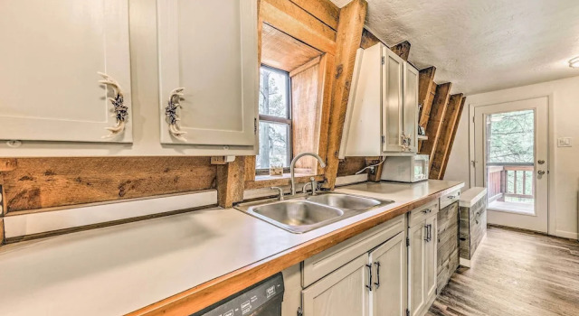 Коттедж с 2 комнатами с балконом Cozy Ruidoso Cabin Rental w/ Private Hot Tub