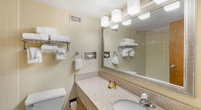 Четырёхместный люкс Best Western Plus Madison-Huntsville Hotel