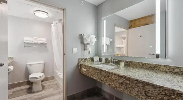 Двухместный номер Deluxe с балконом AmericInn by Wyndham Wisconsin Dells