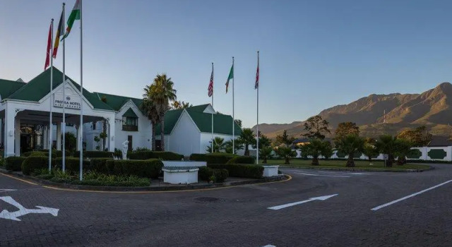 Четырёхместный люкс с видом на горы Protea Hotel by Marriott George King George