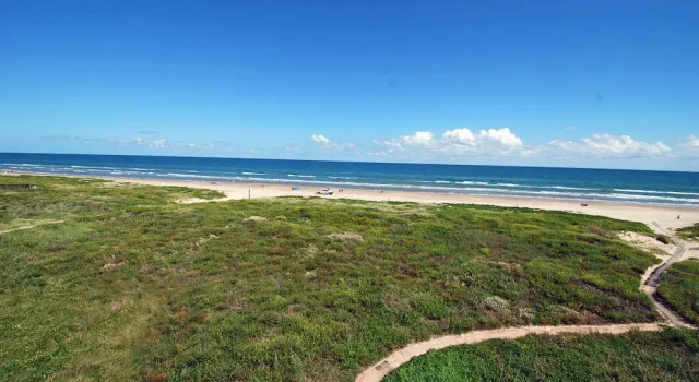 Номер Standard с 3 комнатами с балконом Beach House Unit #401 3 Bedroom Condo by RedAwning