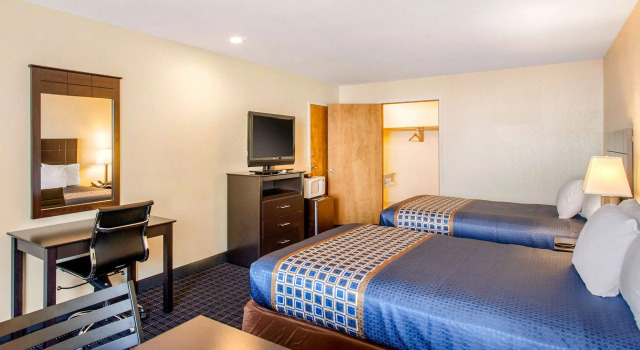 Четырёхместный номер Standard Rodeway Inn Coeur dAlene