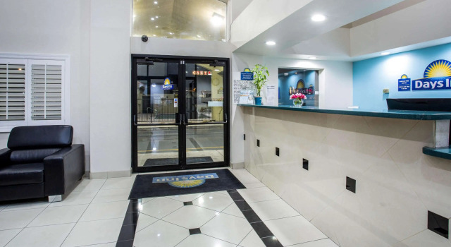 Days Inn by Wyndham Phoenix North, Забронировать Отель Дир-Вэлли 