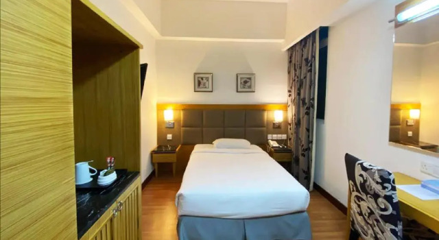 Одноместный номер Standard Crown Garden Hotel