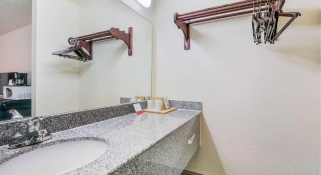 Четырёхместный номер Standard Econo Lodge & Suites Brinkley