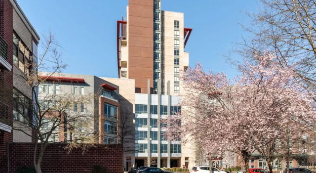 Kasa Comfy 2 BD Gym Access Alexandria, Забронировать Отель Александрия Washington DC Metropolitan area, рядом с Del Ray Farmers Market