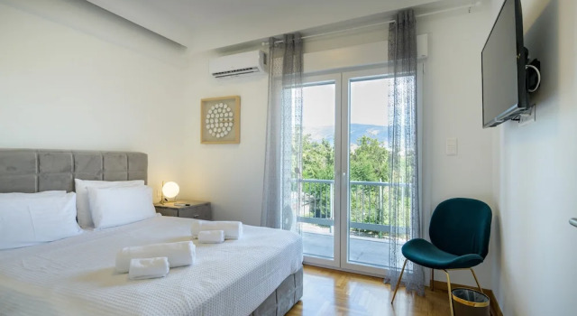 Lush Emerald apt in the heart of Athens