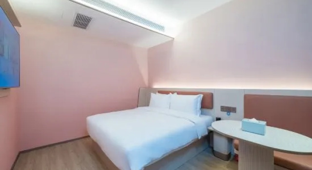 Трёхместный семейный люкс с видом на улицу HanTing Hotel (Beijing Pinggu Wanda Plaza)