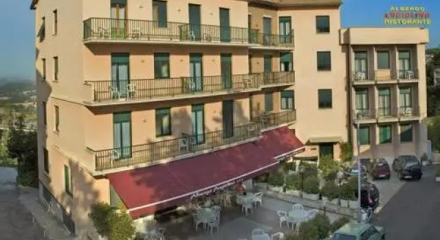 Кровать в общем номере Hotel Angiolino