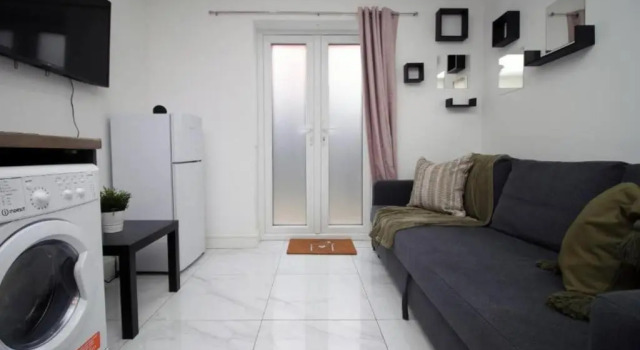 Tavi 3 by Mia Living Modern 1 bedroom apartment