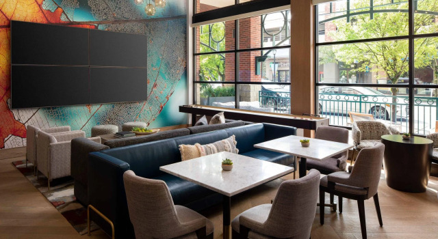 Четырёхместный клубный номер Standard Seattle Marriott Redmond