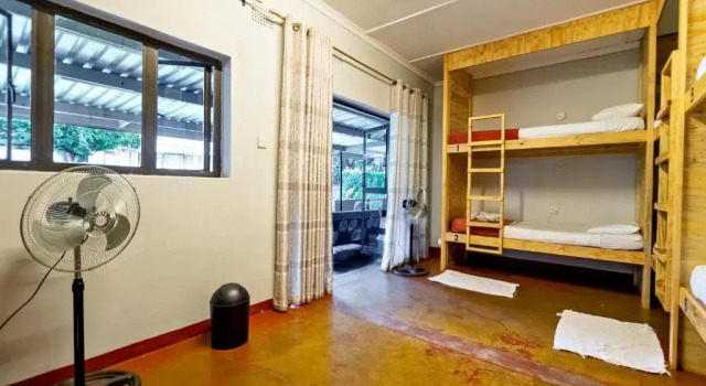 Кровать в общем номере Shoestrings Backpackers Lodge Vic Falls