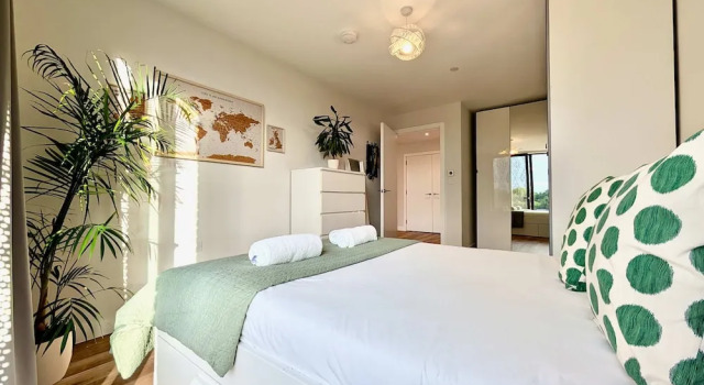 Amazing Flat With Free Parking and Balcony, 予約 アパートメント ウォキング Surrey