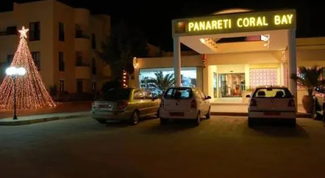 Кровать в общем номере Panareti Coral Bay Villas