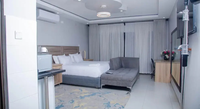 Palm Leaf Hazeldene Kwekwe With Pool - 2333, Book Hotel Kwekwe Midlands Province