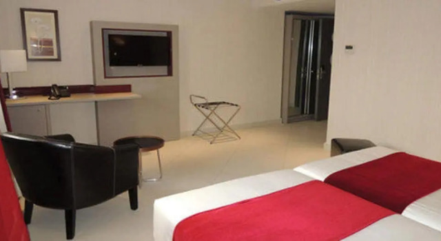 Standard Yhden hengen Club huone parvekkeella KT Hotels