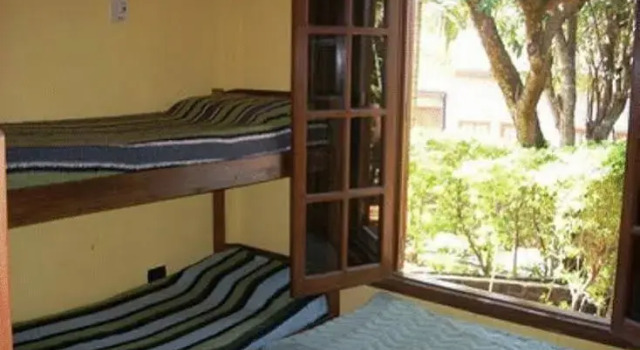 El Guembe Hostel House, Забронировать Хостел Отели Пуэрто-Игуасу с парковкой, рядом с Магазин беспошлинной торговли города Пуэрто-Игуасу, Парковка