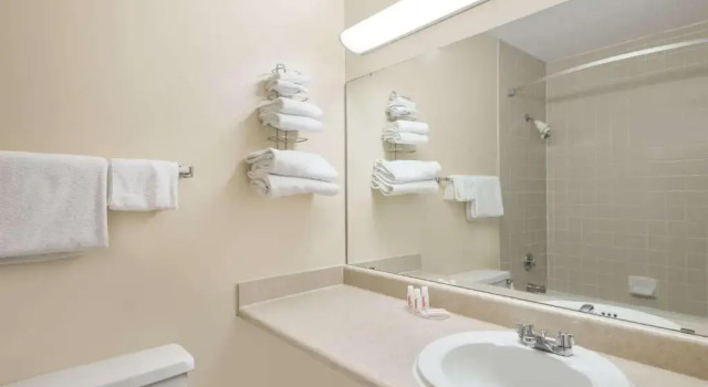 Четырёхместный номер Standard Ramada by Wyndham Watertown Thousand