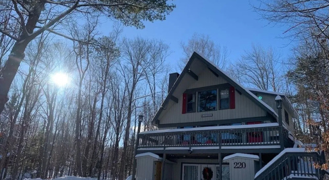 Treehouse Home Brought to you by GetAway Vacations, Забронировать Отель Ладлоу Okemo Mountain, рядом с Black Ridge Ski Lift