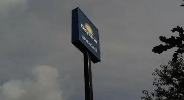 Кровать в общем номере Days Inn by Wyndham Sevenoaks Clacket Lane