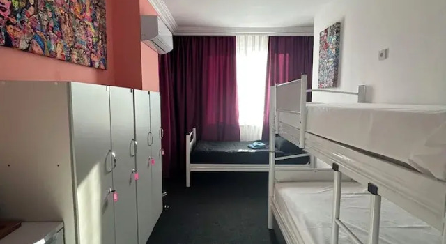 Кровать в общем номере (женский номер) с балконом и с видом на город Hostel A07