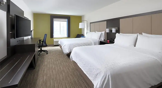 Четырёхместный люкс c 1 комнатой Holiday Inn Express Grand Rapids Southwest by IHG