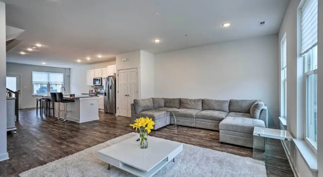 Modern Townhome 4 Mi to Downtown Frederick!, Book Hotel Hoteller i Frederick med pool, Swimmingpool