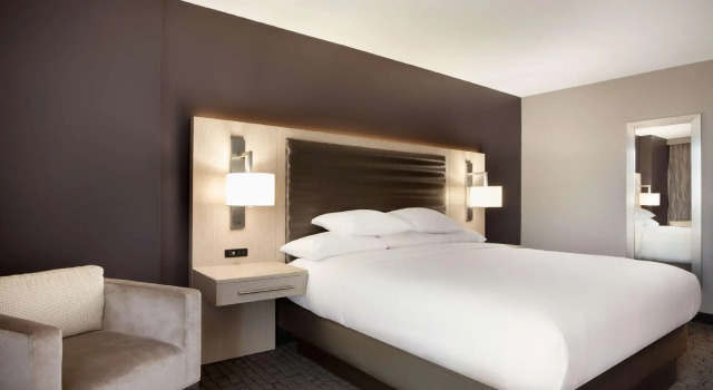 Двухместный люкс с 2 комнатами Embassy Suites by Hilton Charlotte Uptown