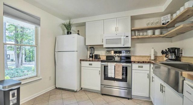 Апартаменты Walk to Dtwn & Breweries: Townhome in Cary!