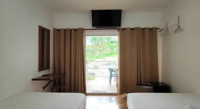 Monolocale quadruplo con balcone e con vista sulla piscina DMC Condotel