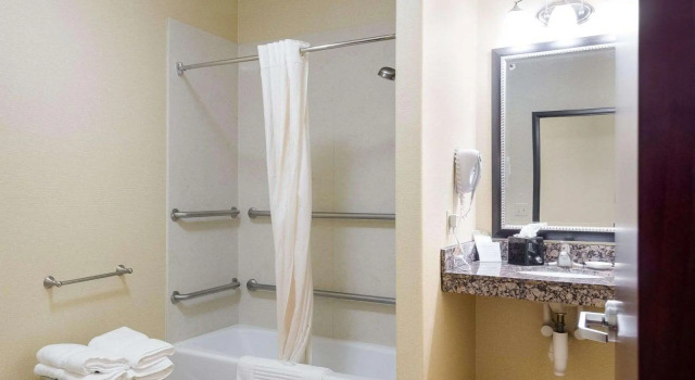 Двухместный номер Standard Comfort Suites Topeka Northwest