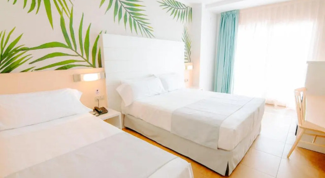 Трёхместный номер с балконом ALEGRIA Florida & Spa