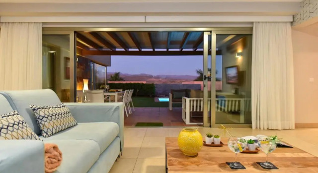 Salobre Villa with Pool Par 4 nr 9 by VillaGranCanaria, Забронировать Вилла Отели Салобре с парковкой, рядом с Гольф-курорт Salobre, Парковка