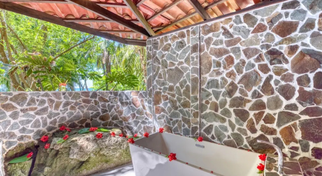 Бунгало Ylang Ylang Beach Resort