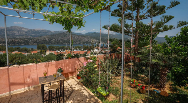 Elisso apartment with seaview garden