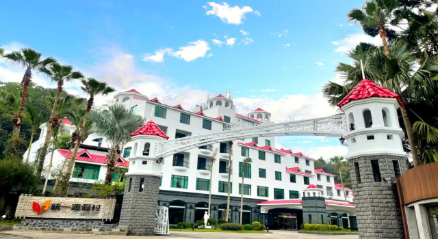 Кровать в общем номере Uni-Resort Mawutu