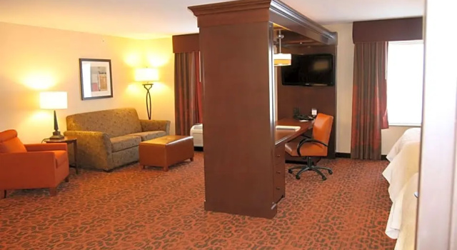Четырёхместная студия Hampton Inn and Suites Peru