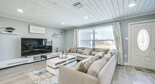 Florida Gulf Coast Getaway: Pool + Screened Lanai!