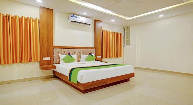 Treebo Royal Empire Indore, Забронировать Отель Отели штата Мадхья-Прадеш с парковкой, Парковка