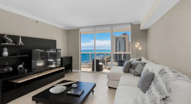 Luxurious Beach Resort 3 BR 3 BA with OCEAN view Insta worthy Pool, Book Ferieresort Hallandale Beach 