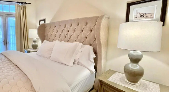 Люкс с балконом Inn on Main Hotel